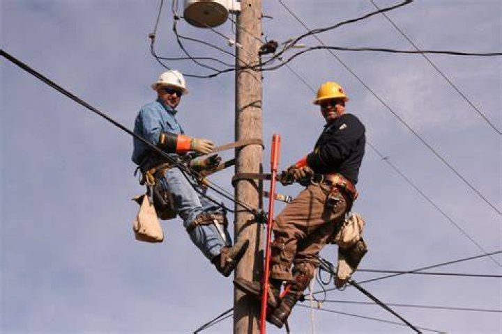 What is the highest paid electrical lineman?
