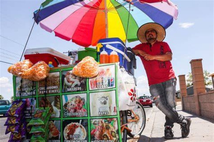 What is the meaning of street vendor?