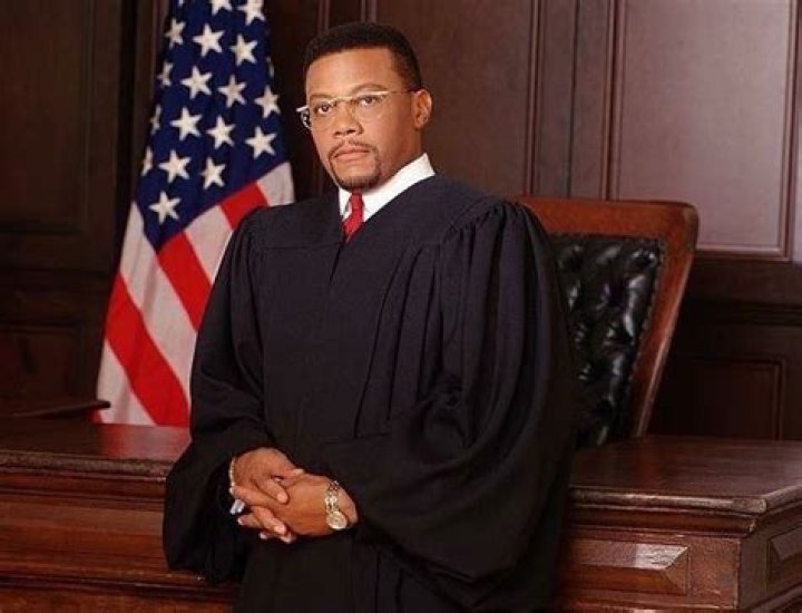 What is the net worth of the bailiff on Judge Mathis?