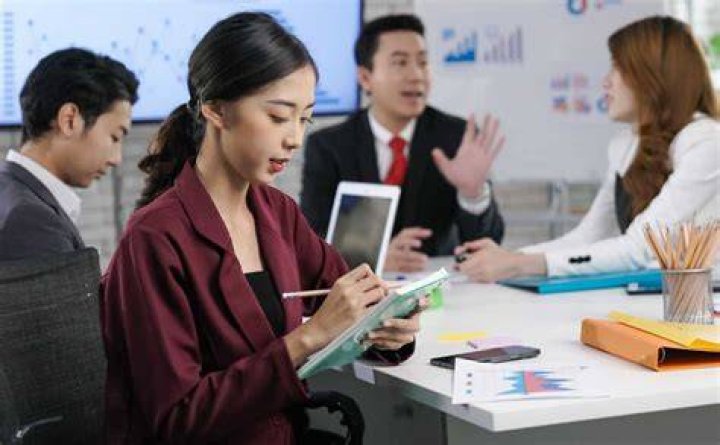 What is the work of a marketing manager?