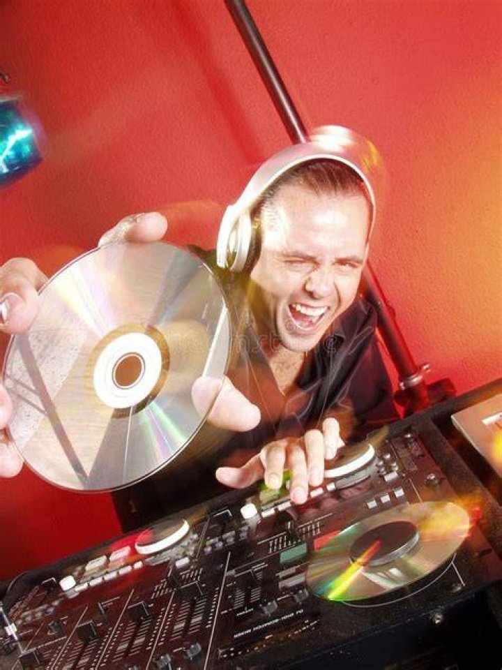 What is the work of disc jockey?
