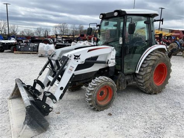 What kind of engines do Bobcat tractors have?