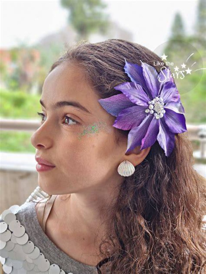 What kind of flower is in Ariel's hair?
