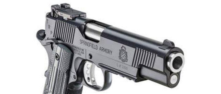 What pistol did Chris Kyle carry?