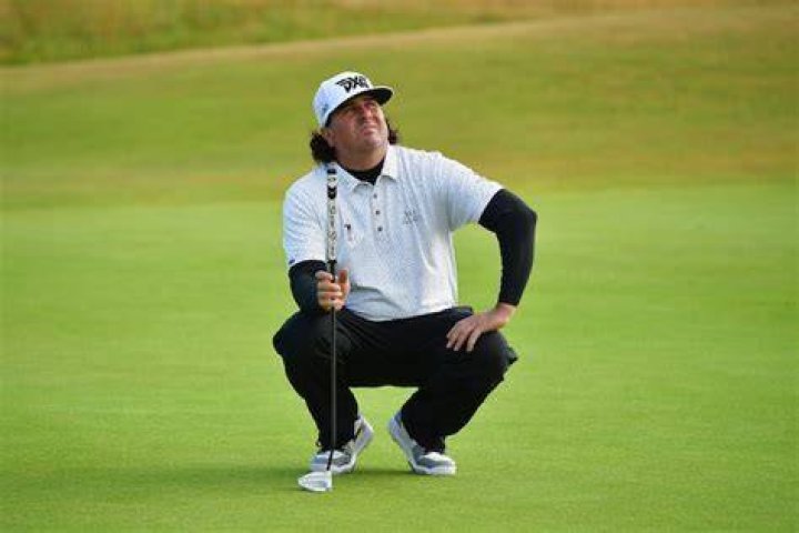 What putter does Pat Perez use?