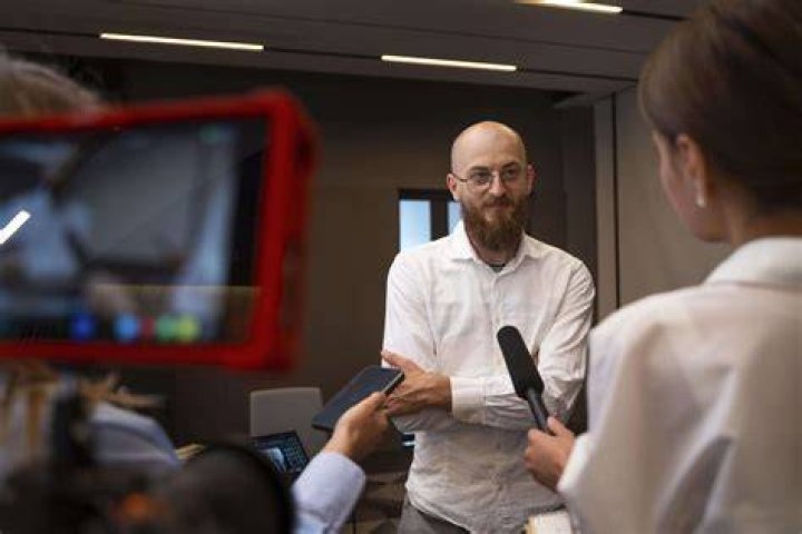 What qualifications do I need to be a TV presenter?