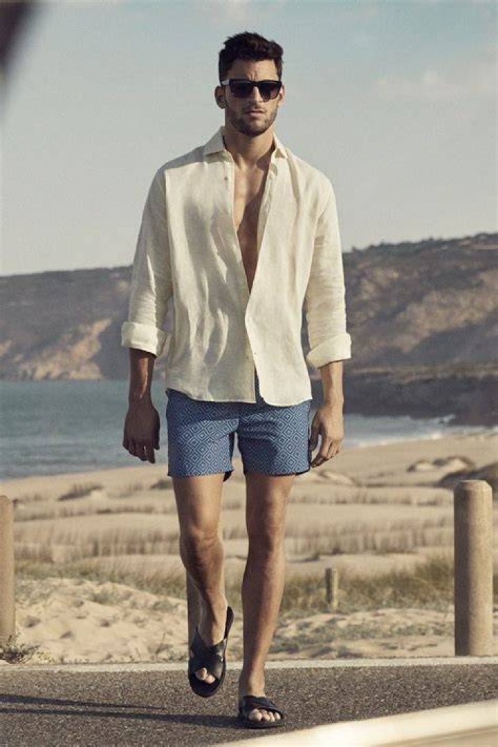 What should a guy wear to a bar in the summer?