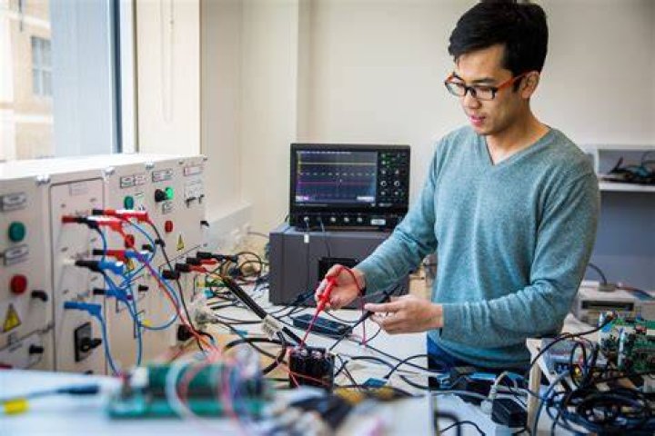 What skills do electronic engineers need?
