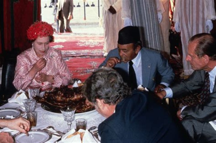 What time does the Queen of England eat dinner?