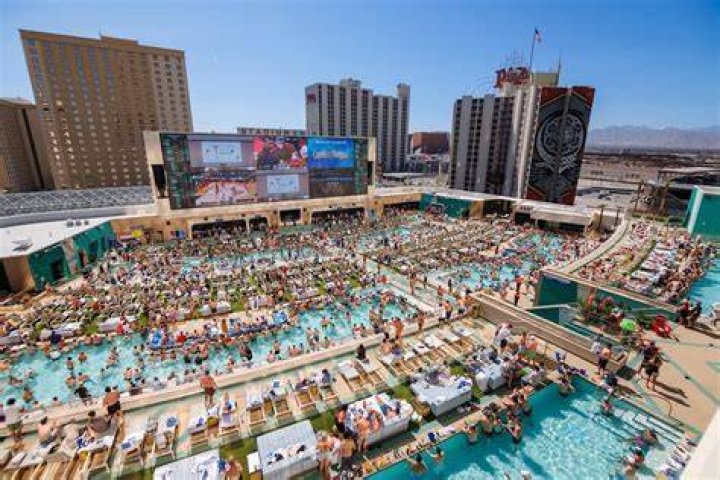 Where can I swim in Las Vegas in the winter?