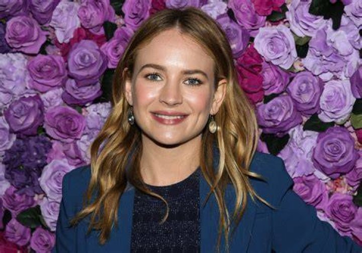 Where does Britt Robertson live?