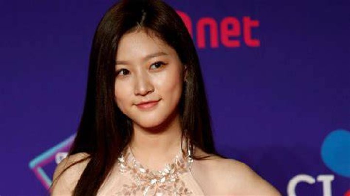 Which actress died in the bathroom?