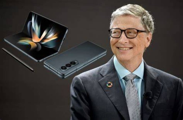 Which phone Bill Gates uses?
