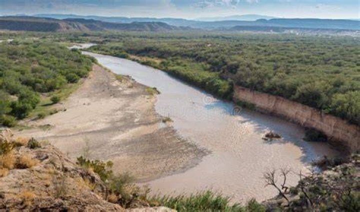 Which river serves as a land border between Texas and Mexico?