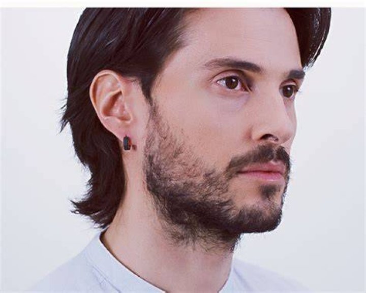 Which side do guys wear earrings?