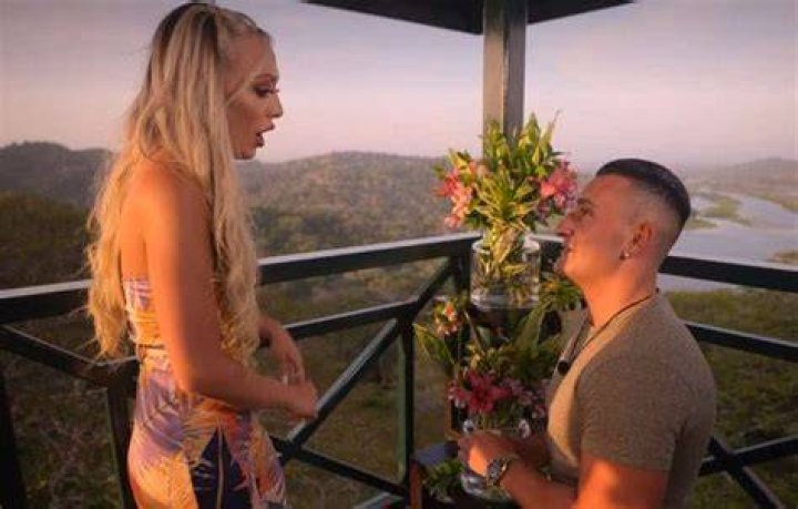 Who did Joey kiss in The Circle?