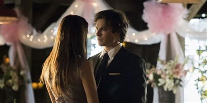 Who does Elena date in season 6?