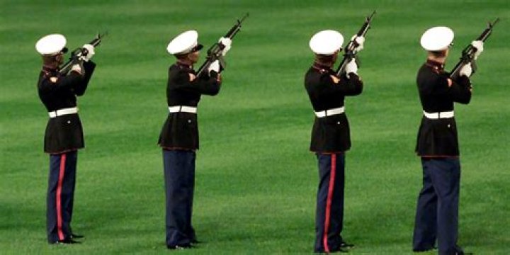 Who gets a 3 gun salute?