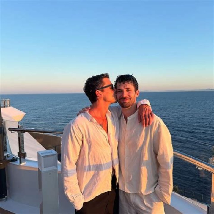 Who is dating Antoni?