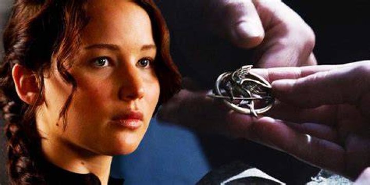 Why did the old lady give Katniss the pin?