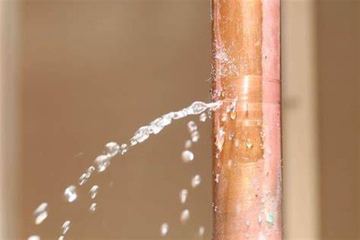 Why do copper pipes get pinhole leaks?