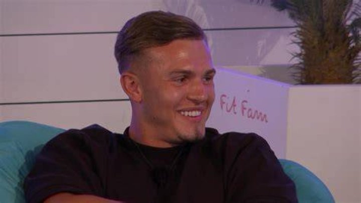 Why Does Love Island Hugo walk on his toes?